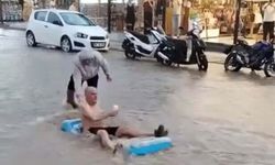 Turist yağmura aldırmadı, su dolu caddeyi eğlenceye çevirdi!