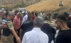 Uçuruma yuvarlanan kamyonette 2 kişi hayatını kaybetti