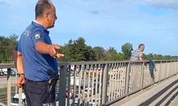Viyadükte intihara kalkışan adamı polisler vazgeçirdi