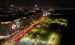 Şehitlere saygı için sessiz fener alayı İzmir Marşı sokaklarda yankılandı