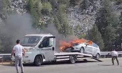 Yolda büyük panik! Çekici üzerindeki otomobil alev topuna döndü