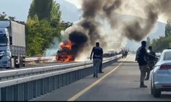Trafikte korku dolu anlar: Otomobil bir anda yanıp küle döndü!