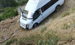 Yoldan çıkan minibüs şarampole yuvarlandı: 7 kişi yaralandı!