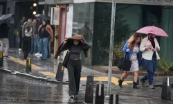İzmir sele teslim: Sağanak yağış yaşamı olumsuz etkiledi