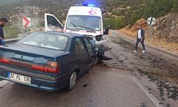 Ambulans ile otomobil çarpıştı: 4 yaralı
