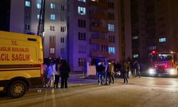 Apartman koridorunda yangın paniği: Bina sakinleri sokağa döküldü!