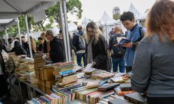 İzmir Kitap Fuarı’nda askıda kitap dayanışması: İlk adım Başkan Tugay’dan