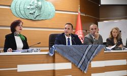 Başkan Eşki, Arafat'ın poşusunu kürsüye astı: "Filistin halkının yanındayız"