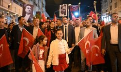 Bornovalılar, Cumhuriyetin 102. yılını ışıklarıyla aydınlattı