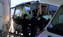 Çevik kuvvet otobüsü üst geçide çarptı: Polis araçta sıkıştı