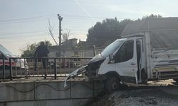 Köprü demirlerine saplanan kamyonetin sürücüsü yaralandı