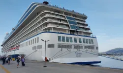 Dev kruvaziyer “Marina” bin 194 yolcusuyla limana demir attı
