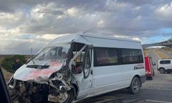 Faciadan dönüldü: Öğrenci servisiyle tır çarpıştı, 15 yaralı