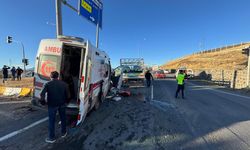 Feci kaza: Ambulans ile kamyonet çarpıştı, 2’si ağır 7 yaralı