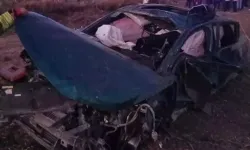 Feci kaza: Lastiği patlayan otomobil tarlaya uçtu, 1 ölü, 2 yaralı!