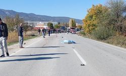 Kafa kafaya çarpışma feci sonla bitti: Motosiklet sürücüsü hayatını kaybetti, 2 kişi yaralandı