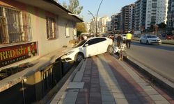 Feci kaza: Park halindeki araç balkona uçtu, 2’si çocuk 3 yaralı