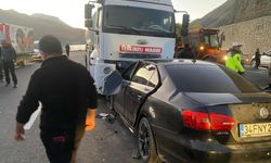 Feci kaza: Tankerle otomobil çarpıştı, 3 kişi olay yerinde can verdi