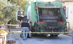 Feci kaza: Yaşlı kadın çöp kamyonunun altında kaldı
