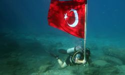 Fethiye’de dalgıçlar su altında bayrak açtı