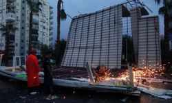 Fırtına ve sağanak hayatı felç etti: Tonlarca malzeme yola savruldu