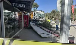 Freni boşalan kamyon 7 iş yerine çarptı