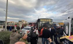 Halk otobüsü ile otomobil çarpıştı: Trafik durma noktasına geldi!