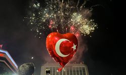 İzmir’de 29 Ekim coşkusu: Fener Alayı yürüyüşü renkli görüntülere sahne oldu