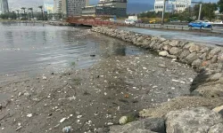 İzmir’de sağanak yağışın ardından çöpler denize aktı