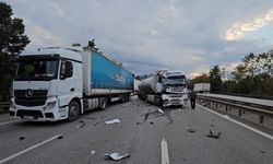 İki TIR çarpıştı, trafik felç oldu! Hurdaya dönen araçtan mucize kurtuluş