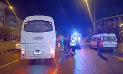 İşçi servisinin çarptığı yaya ağır yaralandı