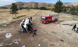 Direksiyon hâkimiyetini kaybeden minibüs istinat duvarından aşağı devrildi: 4 yaralı
