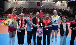 İzmir İtfaiyesi'ne voleybolun yıldızlarından onur plaketi