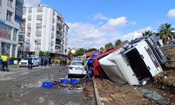 İzmir Torbalı’da d*hşet anları! Kontrolden çıkan tır park halindeki araçları ezdi