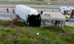 İzmir yolunda kahreden kaza! Minibüs beton bloğa çarptı: 2 ölü, 1 yaralı