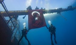 İzmir'de deniz polisleri su altında Türk bayrağı açtı