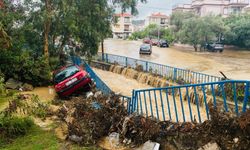 İzmir’de sağanak yağış hayatı felç etti