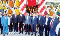 İzmir’in protokolü aspavacı açılışında buluştu