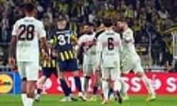 Kadıköy'de maç bitti ortalık karıştı: Saha içinde taniyon yükseldi