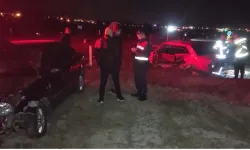 Kavşakta iki otomobil çarpıştı: 6 yaralı