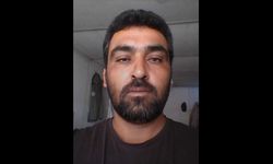 Kendisine silah doğrultan kişiyi bıçakla öldürdü