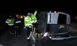 Lastik patlaması midibüs kazasına neden oldu: 13’ü öğrenci 14 yaralı