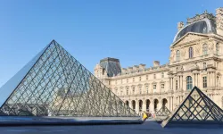 Louvre’da tarihi soygun: Napolyon’un mücevherleri sırra kadem bastı!