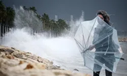 Meteoroloji’den kuvvetli sağanak ve rüzgâr uyarısı! Hava sıcaklıkları düşüyor