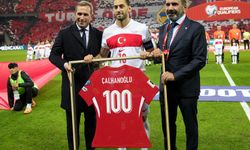 Milli takımda tarihi an: Hakan Çalhanoğlu’na 100. maç onuru!