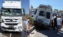 Minibüs ile çekicinin çarpıştığı feci kaza: 1 ölü, 10 yaralı