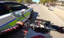 Trafik kurallarını ihlal eden motosikletliyi polisler çarparak durdurdu