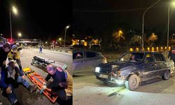 Kırmızı ışıkta bekleyen motosiklet sürücüsüne otomobil çarptı