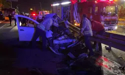 Otomobil bariyere çarptı: 1 ölü, 1 ağır yaralı