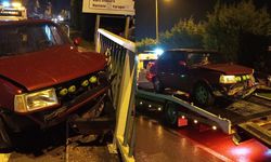 Otomobil köprü korkuluklarına çarptı